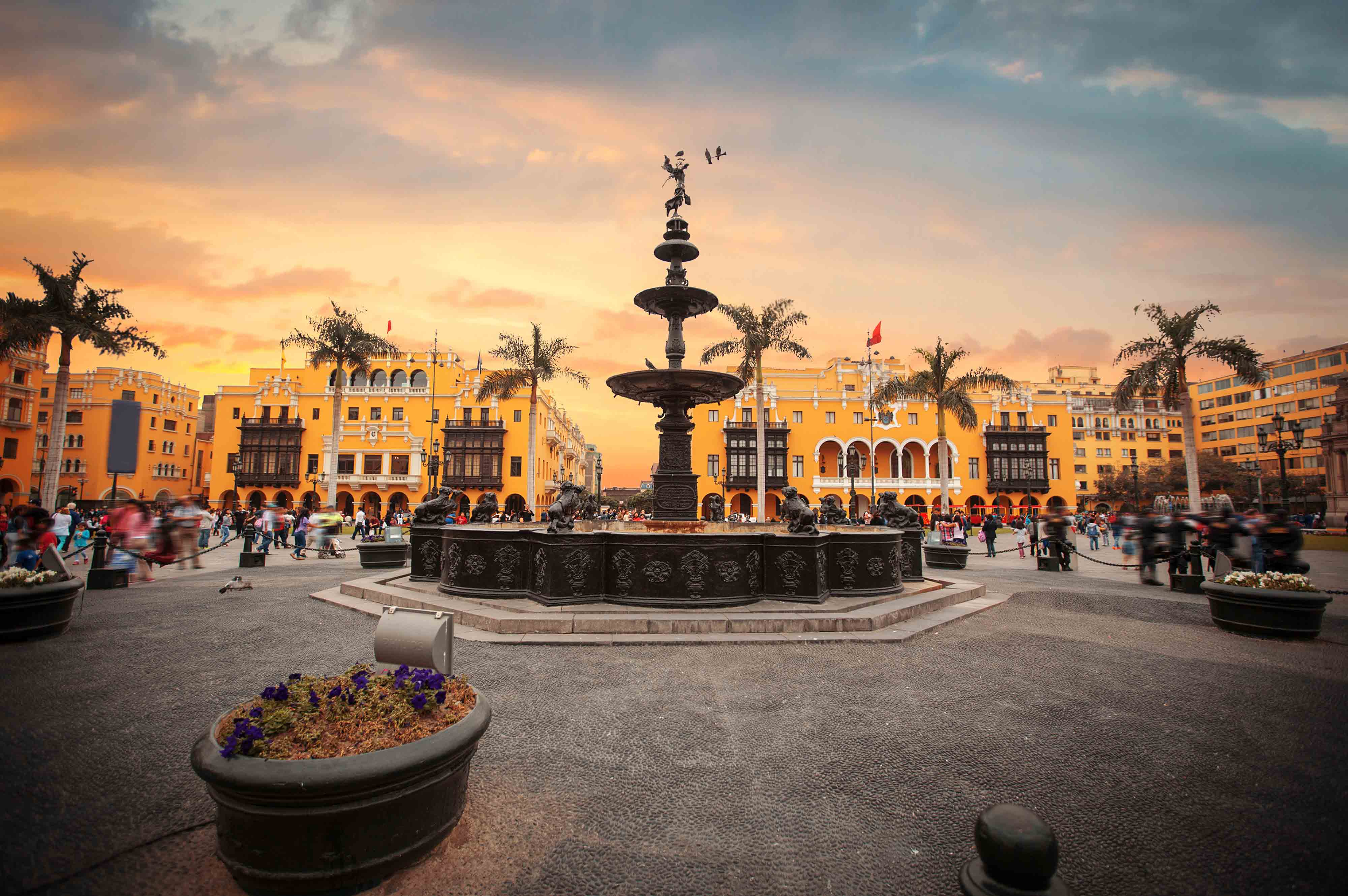 Peru city. Лима столица Перу. Лима Перу площадь. Лима площадь города. Исторический центр Лимы.