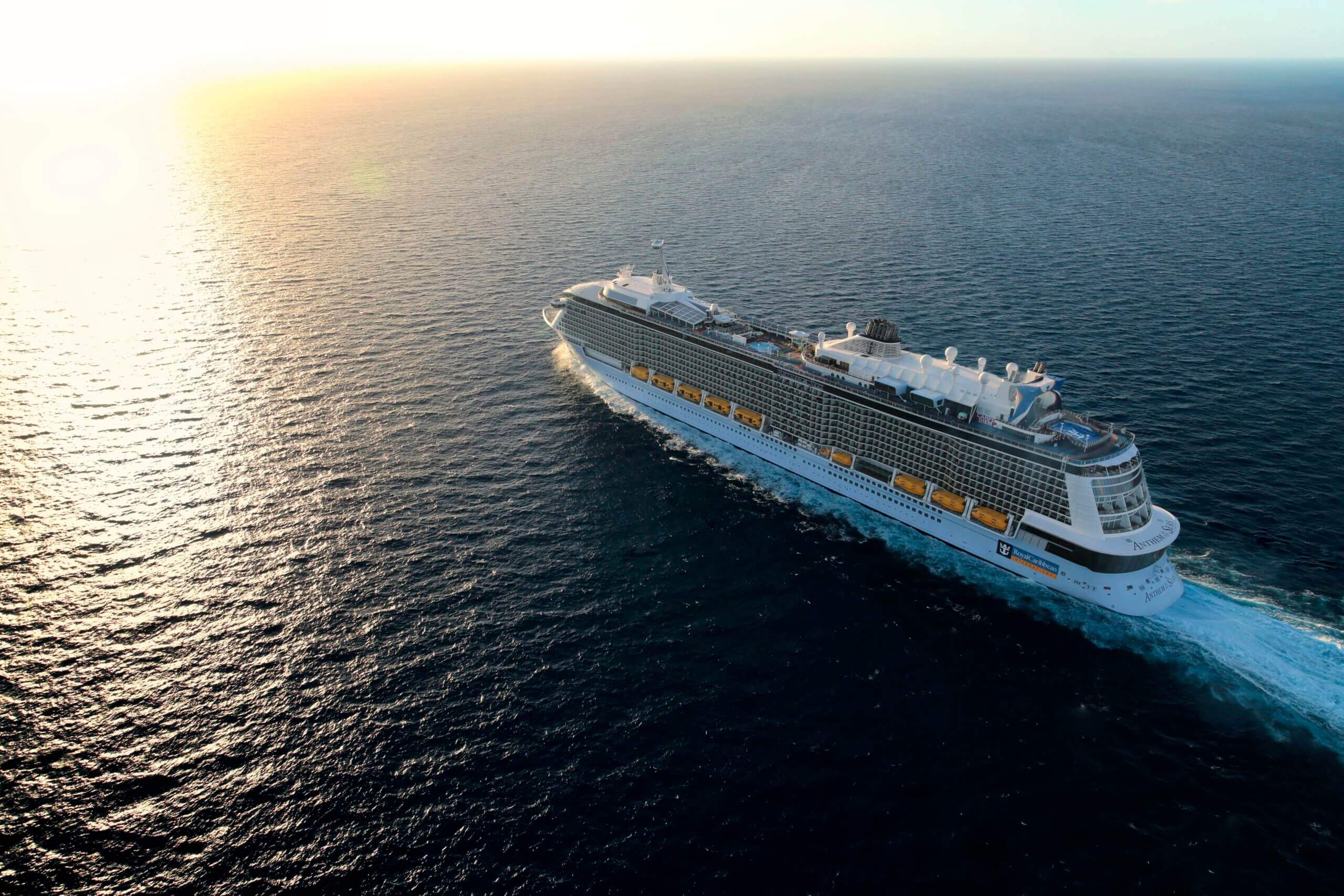 Anthem of the seas 5. Заброшенный корабль круизный лайнер. Круизный лайнер gif. ТРАНСАТЛАНТИК. Теплоход гиф.